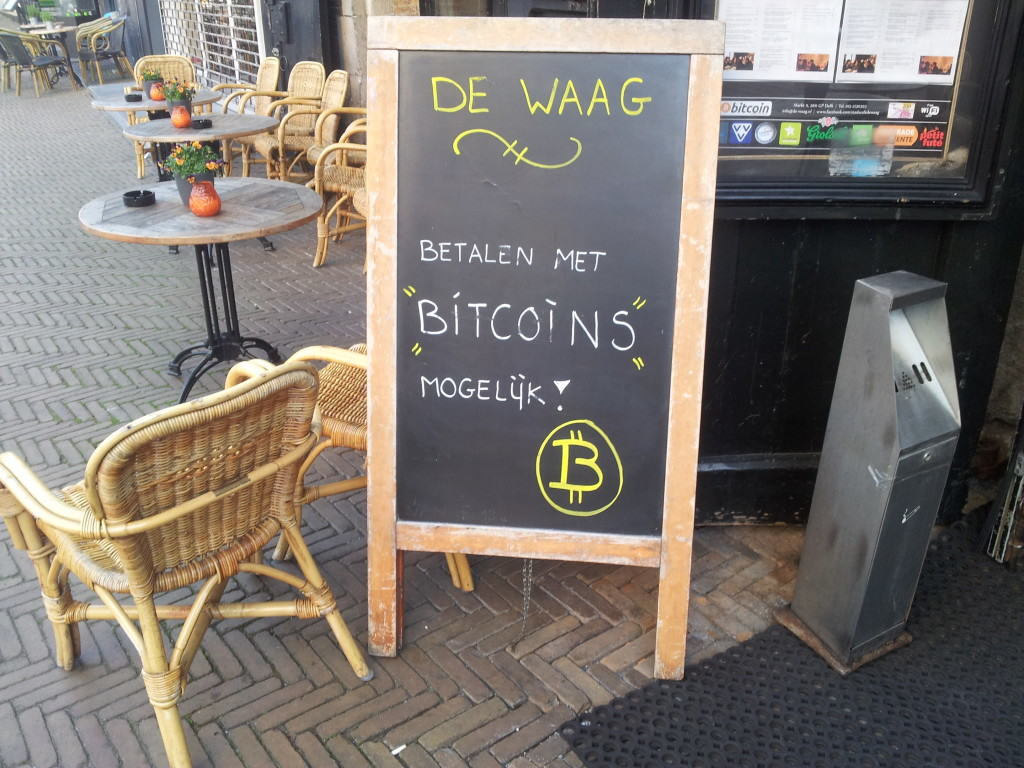 Foto van een bord bij De Waag waarop staat dat betalen met Bitcoin mogelijk is.