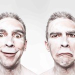 Foto van dezelfde man met twee verschillende gezichtsuitdrukkingen. Die linker denkt nu overduidelijk aan hihihahahoho.com