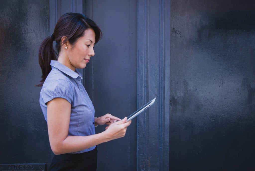 Rechtenvrije foto via Pexels van zakenvrouw met tablet.