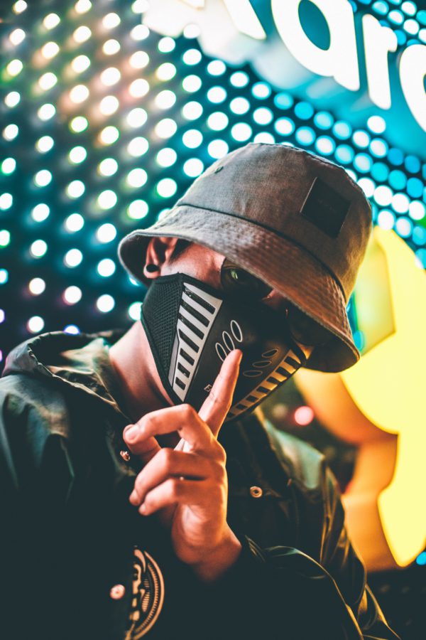 Rechtenvrije foto van Muhd Asyraaf via Unsplash van meneer met hoed voor bij het artikel over WiFi netwerken verwijderen.