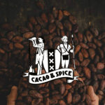 Foto van koffiebonen en logo Cacao and Spice