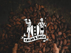 Foto van koffiebonen en logo Cacao and Spice