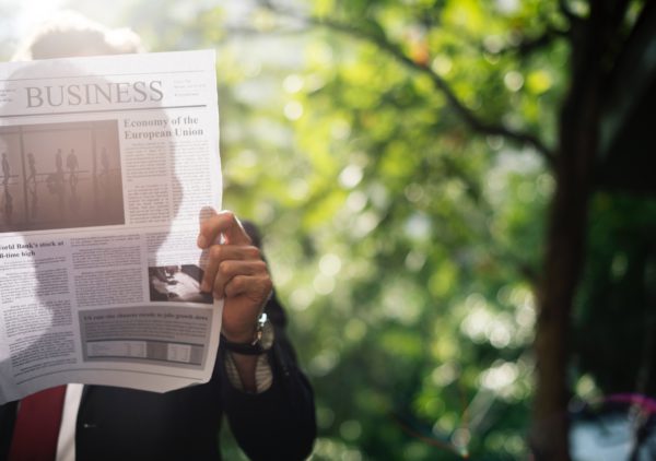 Rechtenvrije foto van man die krant leest via Unsplash door Rawpixel. Bij het artikel over AVG en nieuwsbrieven.