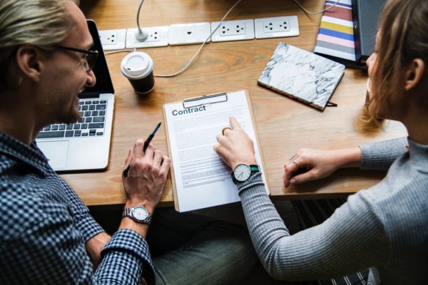 Rechtenvrije foto van twee mensen en een contract door Rawpixel via Unsplash.