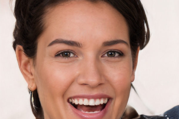Een vrolijke brunette die onderdeel van de 100.000 rechtenvrije portretten is.