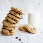 Rechtenvrije foto van een stapel koekjes door Christina Branco via Unsplash horende bij het artikel over ons cookie beleid.