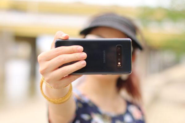 Foto van iemand die een selfie neemt van Cristina Zaragoza via Unsplash horende bij het artikel over Data Protection Day.