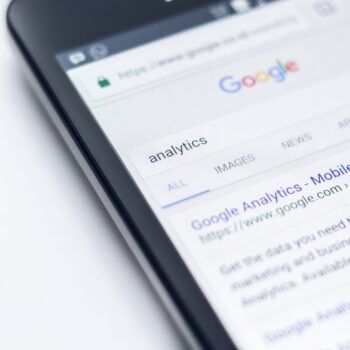 Rechtenvrije foto van mobiele telefoon met Google Analytics van Edho Pratama via Unsplash.