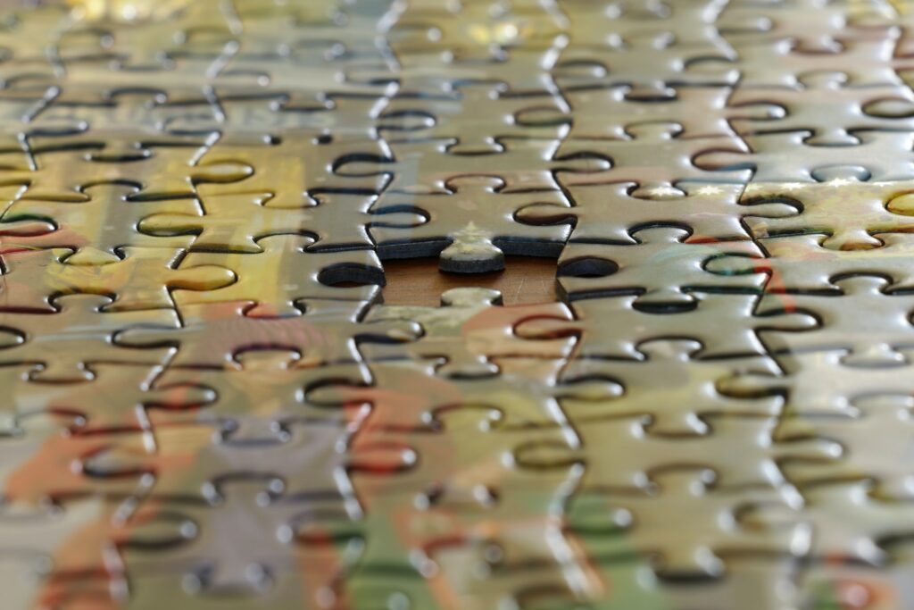 Rechtenvrije foto van een puzzle die een stukje mist door Pierre Bamin via Unsplash.