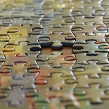 Rechtenvrije foto van een puzzle die een stukje mist door Pierre Bamin via Unsplash.