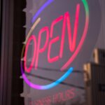 Rechtenvrije afbeelding van het woord open in neon door Stephen Picilaidis via Unsplash.