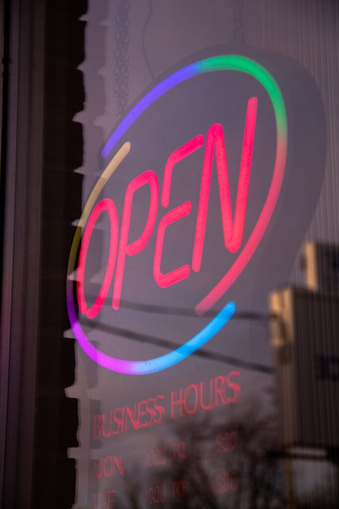 Rechtenvrije afbeelding van het woord open in neon door Stephen Picilaidis via Unsplash.