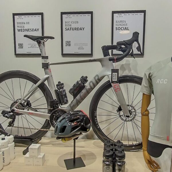 Screenshot Rapha Cycle Club Amsterdam op Google Maps.